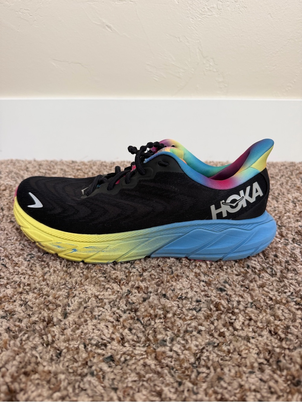 Hoka Women’s Arahi 6 Black Rainbow Running Shoes, size 9.5B